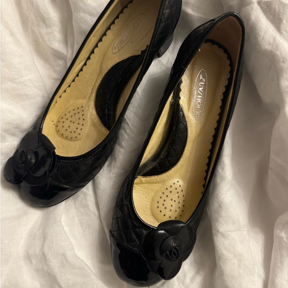 Elegant Black Quilted heels with flower